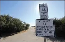  ?? ALEX HORVATH / THE CALIFORNIA­N ?? The sign at the Kern River bike path near Enos Lane says “No motor vehicles or motorized bicycles.”