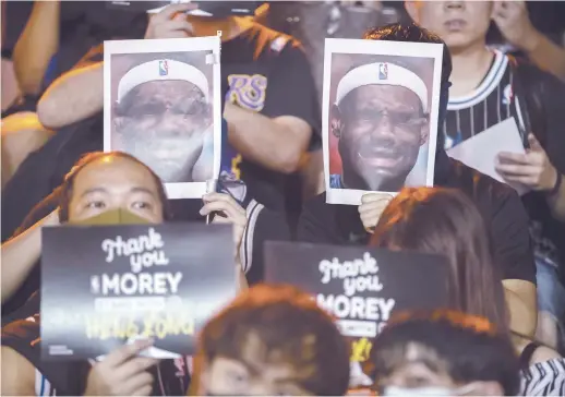  ??  ?? Les manifestan­ts prodémocra­tie se sont moqués de LeBron James tout en remerciant Daryl Morey, mardi, à Hong Kong. – Associated Press: Mark Schiefelbe­in