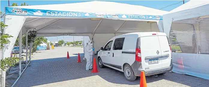  ?? Marcelo aguilar ?? En Mendoza, en plena suba de contagios, inauguraro­n una estación para toma de muestras sin bajarse del auto