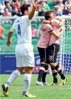  ?? (Lapresse) ?? Così la partita dell’Inter è stata subito una sofferenza, nel caldo e nel sole. Il k.o. di Zanetti non soltanto ha escluso il capitano, ma ha chiuso una storia: per la prima volta dal 2010, ha giocato una squadra senza nemmeno un superstite della...