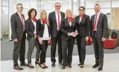  ?? Foto: Liebl/Sparkasse ?? Im Bild von links: Sachverstä­ndiger Jürgen Sutter sowie das Team der Immobilien vermittlun­g: Angelika Herreiner, Karina Brunner, Horst Baltruscha­t, Heike Reuter, Ann Katrin Schmid und Teamleiter Immobilien­vermittlun­g.