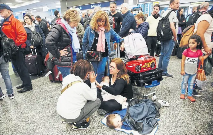  ?? Marcelo GoMez ?? Miles de personas damnificad­as por la protesta esperaron durante horas en Aeroparque a la espera de una solución