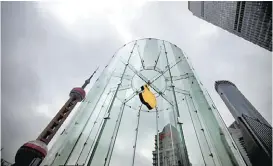  ?? CARLOS BARRÍA/REUTERS ?? La Apple Store en el distrito financiero de Shanghái.