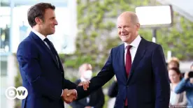  ?? ?? Emmanuel Macron et Olaf Scholz, à Berlin, le 9 mai 2022