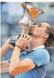  ?? FOTO: ABACA/IPA SPORT/IMAGO IMAGES ?? Alexander Zverev küsst seine beim Masters-Turnier in Rom gewonnene Trophäe.