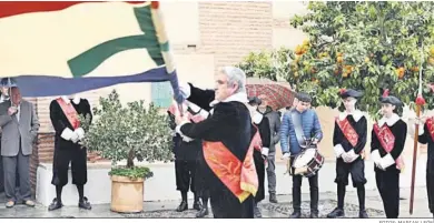  ?? FOTOS: MARIAN LEÓN ?? Juga de la bandera en la Plaza de la Iglesia.