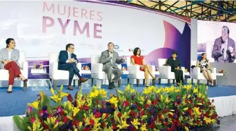  ??  ?? Acompañado del titular de Economía, Ildefonso Guajardo, el secretario de Hacienda, José Antonio Meade, participó en el evento Mujer Pyme, donde manifestó que hacer cortes periódicos al TLCAN es una buena idea.