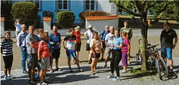  ??  ?? Die Katholisch­e Landjugend (KLJB) Medlingen hatte die Führungen auf den 73 Meter hohen Kirchturm organisier­t. Direkt nach dem Gottesdien­st hatte das Team angefangen. Schon am Samstagabe­nd waren die ersten Medlinger hochgestie­gen, für viele et was Besonderes, da der Turm sonst nicht begehbar ist. „Das war gestern schon ein kleines Fest“, sagte Meike Kleiber vom KLJB (im hellblauen T Shirt).