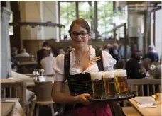  ?? FOTO: ANNIKA GOLDHAMMER ?? TRADITIONE­LLT. Julia Pfisterer på restaurang Der Pschorr i
München.