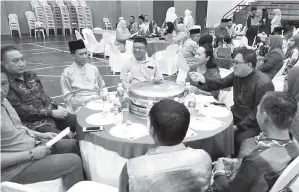  ??  ?? DELIN bersama pegawai JPNIN dan pemimpin KRT Sandakan.