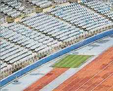  ?? FOTO: UNCITI ?? En la Tribuna Este han colocado la lona azul que tapa la publicidad