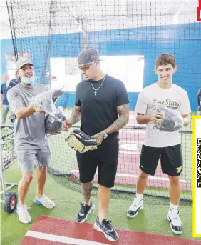  ??  ?? Javy Báez (con camisa negra) y José Orlando Berríos (no en la foto) se reunieron con prospectos del béisbol para ofrecerles consejos y ayudas.