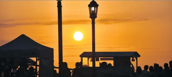  ?? PHOTOS: WAYNE NEWTON ?? Sunsets along Mallory Square in Key West, Florida, are among the most spectacula­r in the world, drawing thousands of Canadian visitors every year.