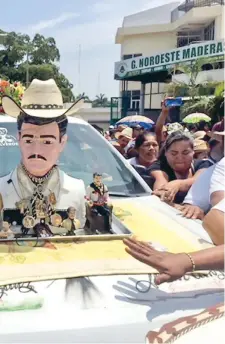  ??  ?? El busto de Jesús Malverde recorre la ciudad, sobre una camioneta. La procesión se realiza bajo acordes de música de banda.