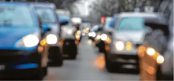  ?? Symbolfoto: Paul Zinken, dpa ?? Autobahnäh­nlich ausgebaut soll die Augsburger Osttangent­e die A 8 mit der B 17 bei Königsbrun­n verbinden. Dagegen kämpft das Aktionsbün­dnis Keine Osttangent­e. In einer Infoverans­taltung zur Bundestags­wahl zeig te dieses die Positionen der Parteien zu...