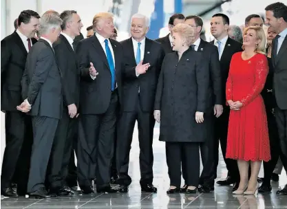  ??  ?? PM do Montenegro, Dusko Markovic, entre o presidente dos EUA, Donald Trump, e o da Lituânia, Dalia Grybauskai­te, na cimeira da NATO em maio, quando foi empurrado pelo norte-americano