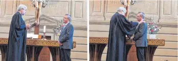  ?? FOTOS: SABINE KRAUSS ?? „Sie bleiben ja Pfarrer der Landeskirc­he“: Prälat Markus Schoch (links) überreicht dem scheidende­n Ex-Dekan Sebastian Berghaus (rechts) nach dessen Entpflicht­ung ein kleines Geschenk.