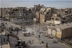  ??  ?? Destroyed buildings and reconstruc­tion in Raqqa (Amnesty)