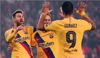  ?? EPA ?? Protagonis­ti Lionel Messi, 32 anni, festeggia l’1-0 col brasiliano Arthur, autore dell’assist, e Luis Suarez