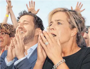  ?? FOTO: FRISO GENTSCH ?? Zwei Grüne im Jubel: NRW-Spitzenkan­didatin Mona Neubaur und Landeschef Felix Banaszak reagieren aufs Wahlergebn­is. Von dem Trio der Ampel-Koaliton in Berlin haben nur sie an Stimmen zugelegt.