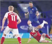  ??  ?? Giroud se en el aire d entrada ri ante la mi de Odegaa