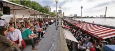  ?? RP-FOTO: HANS-JÜRGEN BAUER ?? Zur langen Tafel am Rhein treffen sich am Wochenende wieder Genießer zum gemeinsame­n essen.