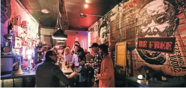  ?? Picture: Alaister Russell ?? Not many masks in sight as patrons throng the bar at a pub in Melville, Johannesbu­rg, after level 2 kicked in.