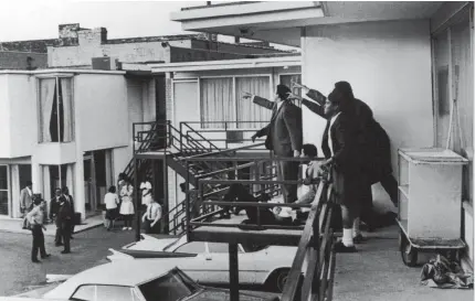  ?? JOSEPH LOUW/THE LIFE IMAGES COLLECTION ?? Witnesses at the Lorraine Motel point in the direction of the gunshots April 4, 1968.