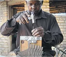  ?? GENTILEZA RODRIGO LAJE ?? LUTIER. Una “mbira”, puesta a punto por un especialis­ta.