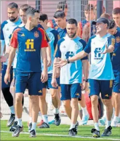  ?? ?? Luis Enrique habla con Busquets.