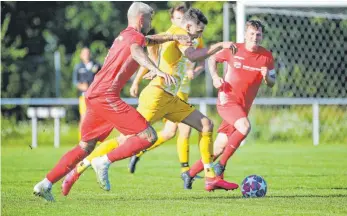  ?? FOTO: THOMAS WARNACK ?? Max Schuler (Mitte) und der FC Mengen setzen sich gegen die Rot-Weißen aus Weiler mit 3:1 durch.