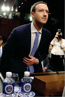  ??  ?? Audizione Mark Zuckerberg, 33 anni alla commission­e Commercio del Senato