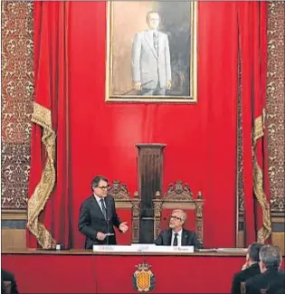  ?? XAVI JURIO ?? Artur Mas, en el Ayuntamien­to de Tarragona, bajo un retrato del Rey