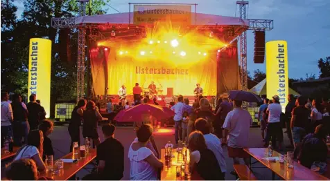  ?? Foto: Tobias Karrer ?? Die Kapelle Petra war eine der Bands, die beim Bier Festival in Ustersbach für Stimmung sorgten.