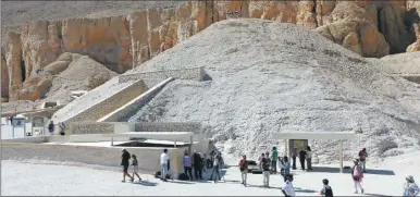  ?? ?? Visitantes en los alrededore­s de la tumba de Tutankamón, cuyo descubrimi­ento los británicos “no se lo perdonaron jamás” a Howard Carter