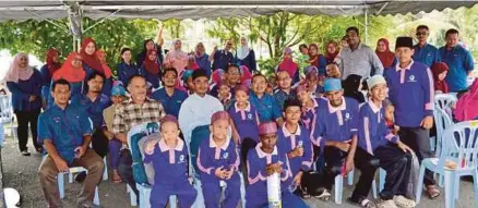  ??  ?? Samsuni duduk barisan kedua, empat dari kiri dan Mohd Shukri (duduk tiga dari kiri) bersama sebahagian penghuni Pusat Jagaan Asnaf Murni pada program CSR, baru-baru ini.