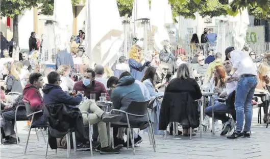  ?? ÁNGEL DE CASTRO ?? Varias personas toman algo en unas terrazas del centro de Zaragoza.