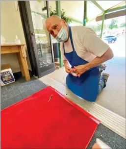  ?? / Union Democrat ?? Shelly Thorene
Garfield Morgan, 70, of Sonora, an employee at the center, lays out a red carpet on Friday in preparatio­n for the reopening ceremony on Monday. The center is at 540 Greenley Road in Sonora (left).