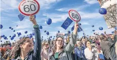 ?? RP-FOTO: ANNE ORTHEN ?? Die Teilnehmer gratuliert­en am Rheinufer in der Altstadt der Europäisch­en Union zum 60. Geburtstag.