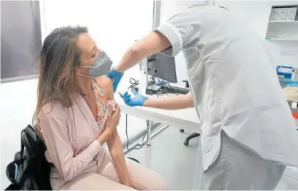  ??  ?? La farmacéuti­ca Charo Landa completa su pauta de vacunación con Pfizer.
