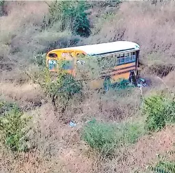  ?? FOTOS: EL HERALDO ?? El bus de la ruta San Lorenzo-choluteca quedó en una hondonada.