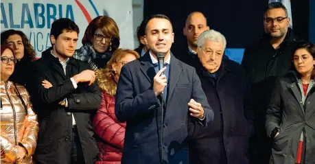  ??  ?? In Calabria Luigi Di Maio, 33 anni, ieri a Lamezia Terme a sostegno di Francesco Aiello, candidato del Movimento 5 Stelle alla presidenza della Regione