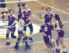  ?? SUNSTAR FOTO/ARNI ACLAO ?? EASY WIN. The SWU Lady Cobras celebrate a point in their straight sets win over USJ-R in Game 3 of the Cesafi 2017 women’s volleyball finals.