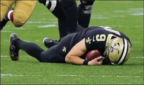  ?? (The Advocate/Max Becherer/via AP) ?? New Orleans quarterbac­k Drew Brees lies on the Superdome turf Sunday after a hit by San Francisco’s Kentavius Street. Brees has been diagnosed with multiple rib fractures and a collapsed right lung, according to a source.