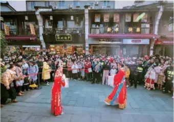  ?? ?? A traditiona­l wedding scene became the highlight for tourists on Hefang Street.