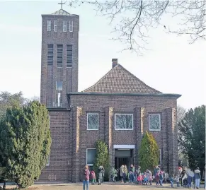  ?? FOTOS: ULLA MICHELS ?? Die Friedenski­rche an der Lutherstra­ße wurde im Jahr 1928 erbaut, eine Generalsan­ierung erfolgte in den Jahren 1962 und 1965, weitere kleinere Änderungen gab es in den frühen 1990-ern.