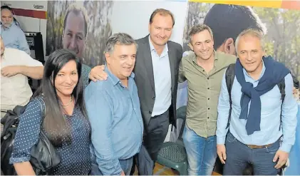  ??  ?? Reelección. Dellarossa rodeado de dirigentes de Cambiemos: Rodríguez Machado, Negri, Mestre y Baldassi.