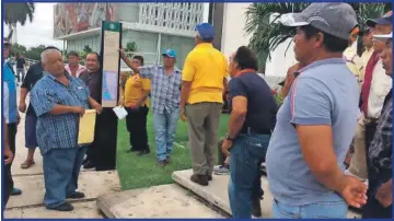  ??  ?? Pescadores llegaron al Congreso y fueron ignorados por el Presidente del Pleno