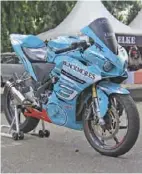  ??  ?? Swing arm CBR250RR harus dipapas kanan-kiri agar bisa masuk ke rangka standar CBR250R