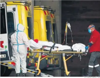  ?? ALEJANDRO GARCÍA / EFE ?? Dos sanitarios trasladan ayer a un paciente en el hospital de Bellvitge (Barcelona).